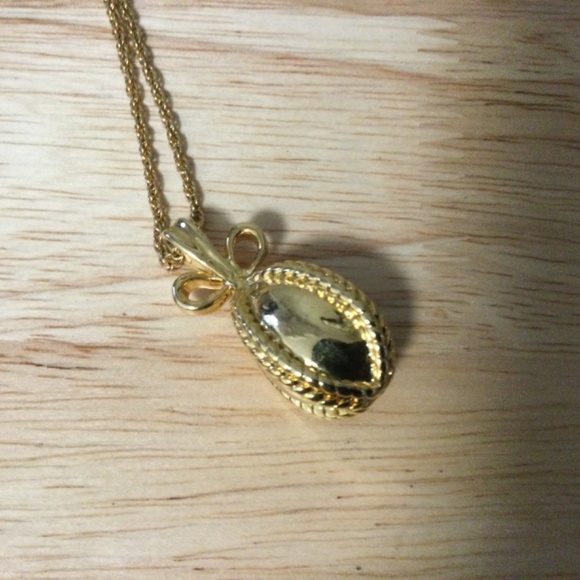 Vintage Joan Rivers Golden Easter Egg Pendant Necklace - Picture 4 of 4